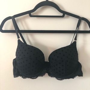 Black Victoria’s Secret bra